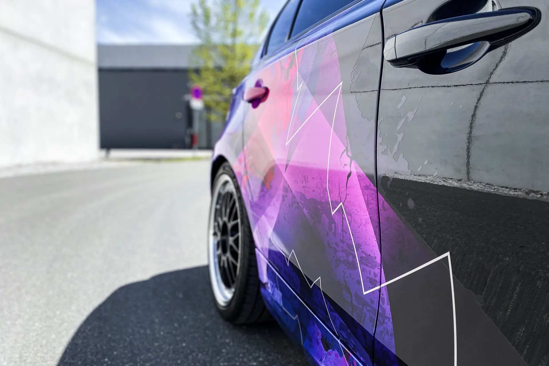 BMW Tuning Folierung schwarz pink mit Flecken