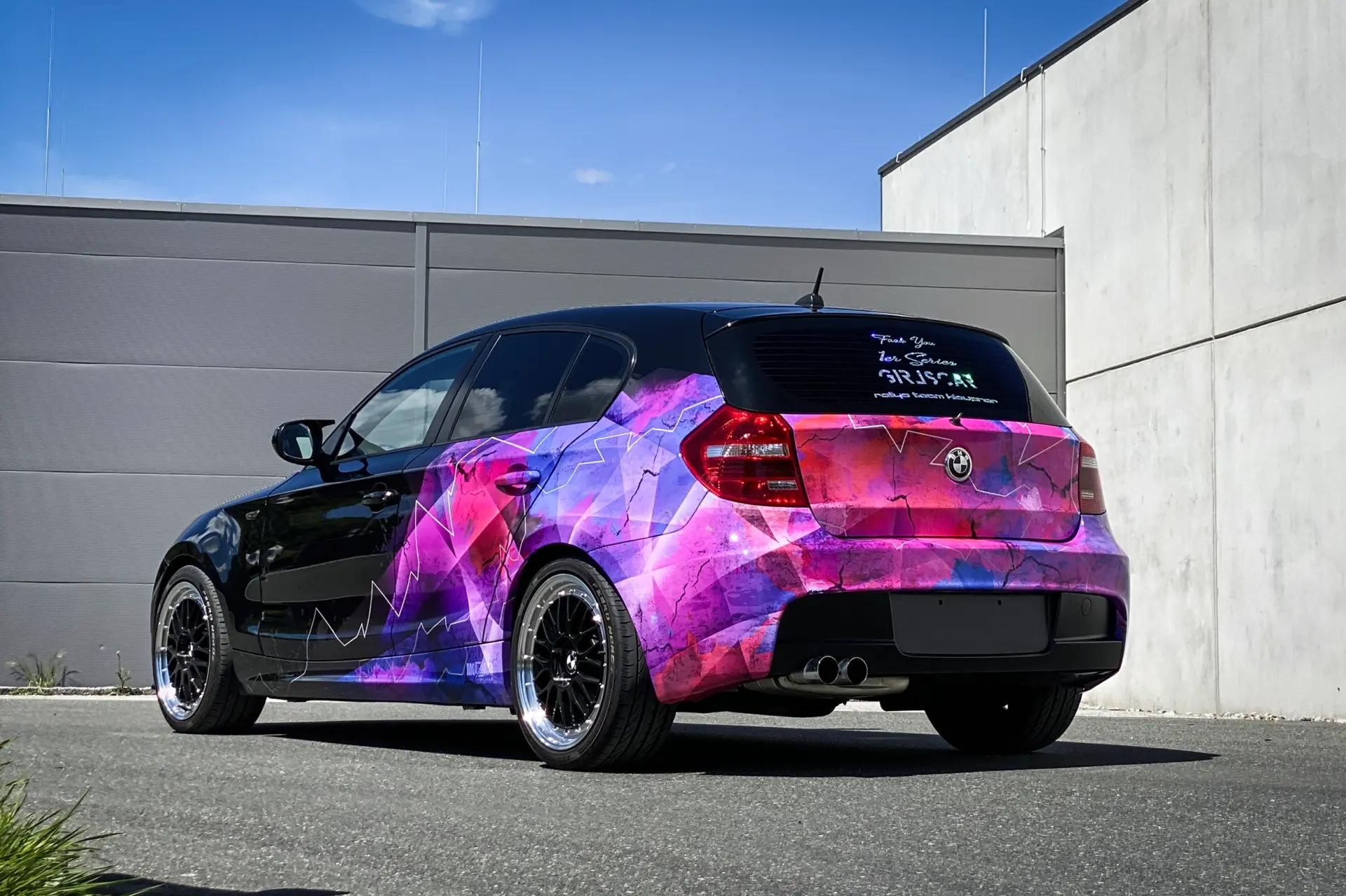 BMW 1er Folierung Design Digitaldruck mit Wasserfarben Flecken un Polygon im Verlauf