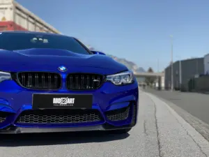 blauer BMW M4 F80 mit transparenter und selbstheilender Lackschutzfolie, foliert wurde Motorhaube und Front Stoßstange